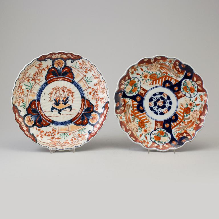 FOUR DISHES, porcelain, Imari, Japan, late 19th / early 20th century.