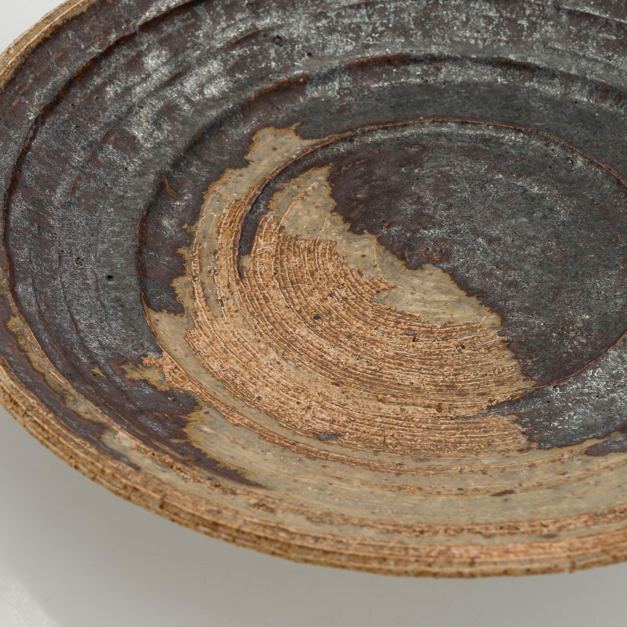 Annikki Hovisaari, skålfat, chamotterat stengods, signerad AH Arabia.