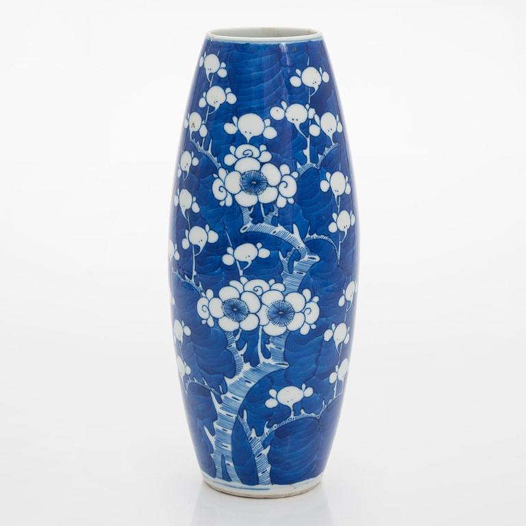 Two blue and white dishes and a vase, China, 18th/20th century.