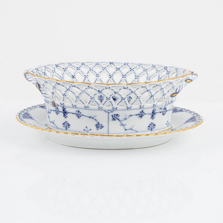 Royal Copenhagen, gallerskål med fat, porslin, Musselmalet, helblond, Danmark.