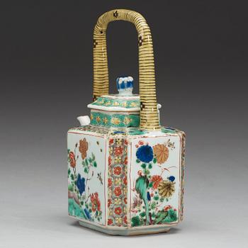 TEKANNA med LOCK, porslin. Qing dynastin, Kangxi (1662-1722).