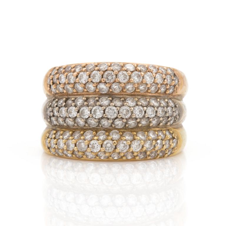 A brilliant cut doiamond ring total carat weight circa 1.79 cts.