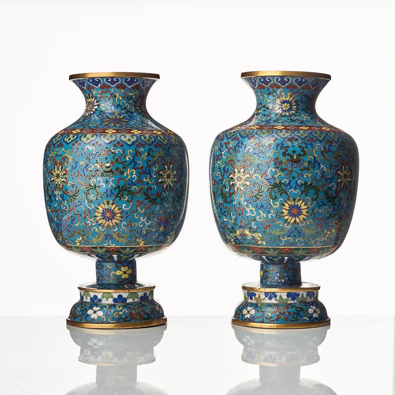 Urnor, ett par, cloisonné. Sen Qingdynasti.