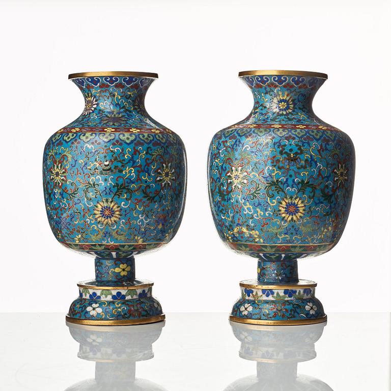 A pair of cloisonné vases, late Qing dynasty.