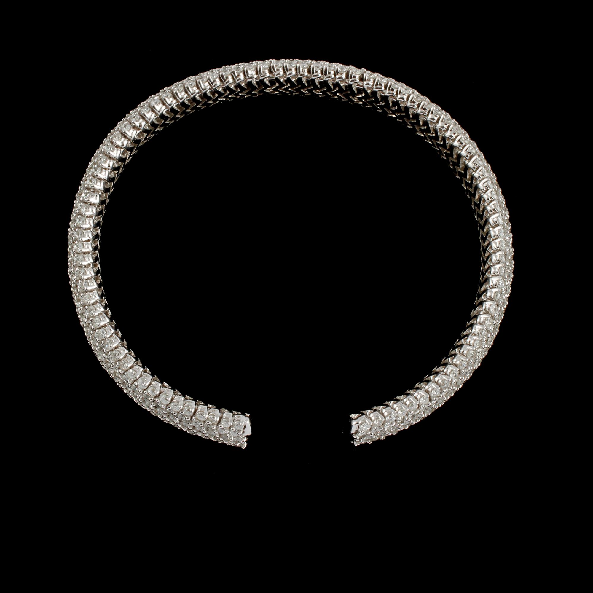 ARMRING, 18K vitguld med briljantslipade diamanter 12.88 ct. Vikt 49,5 gram.