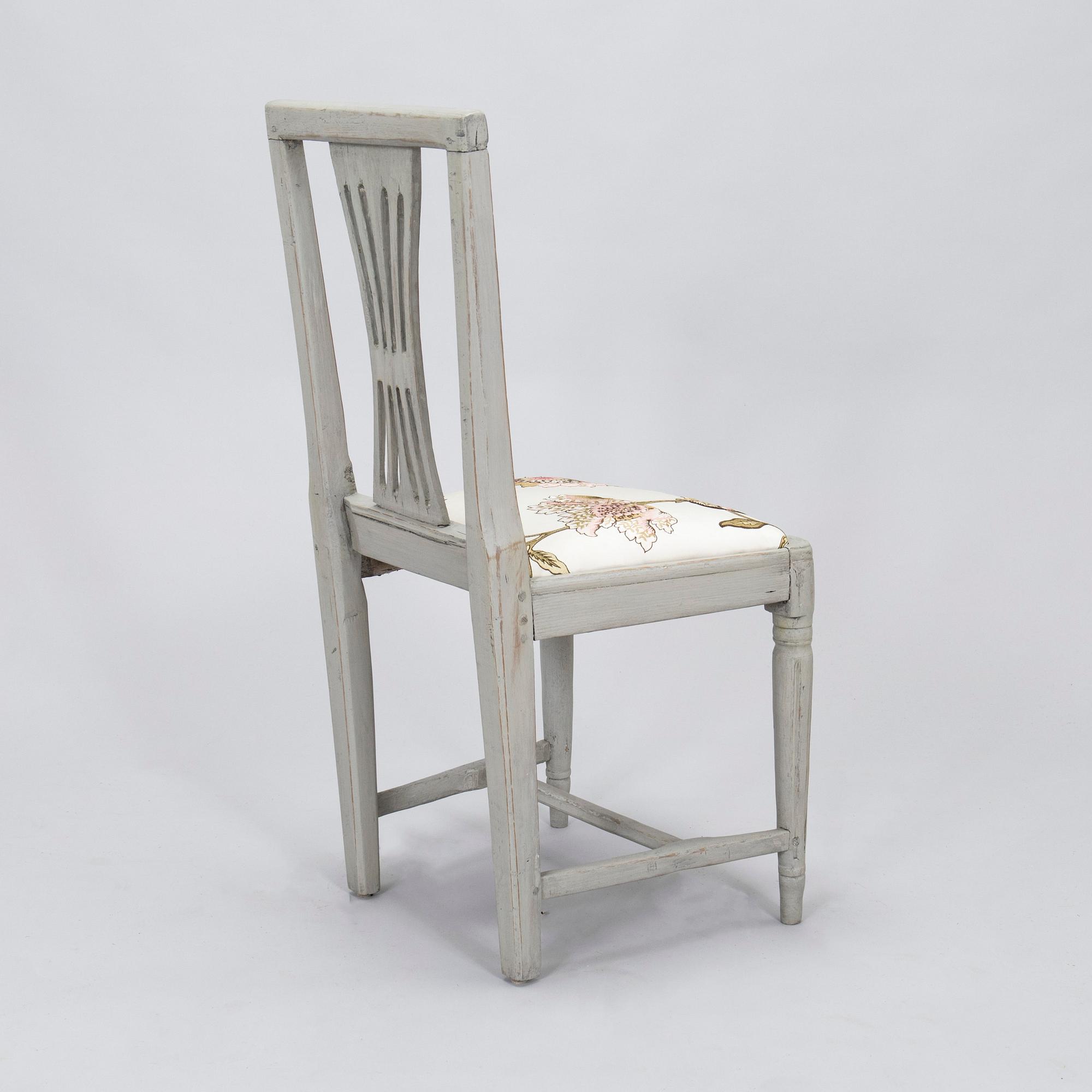 Skrivbord, gustaviansk stil, 1900-tal och stol, gustavianskt provinsarbete, 1700-talets slut.