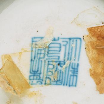 SKÅL, porslin. Sen Qing dynastin, med Qianlongs sigillmärke.