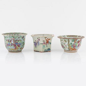 Three porceain flower pots, China, Qing dynasty, second half of the 19th century and around 1900.