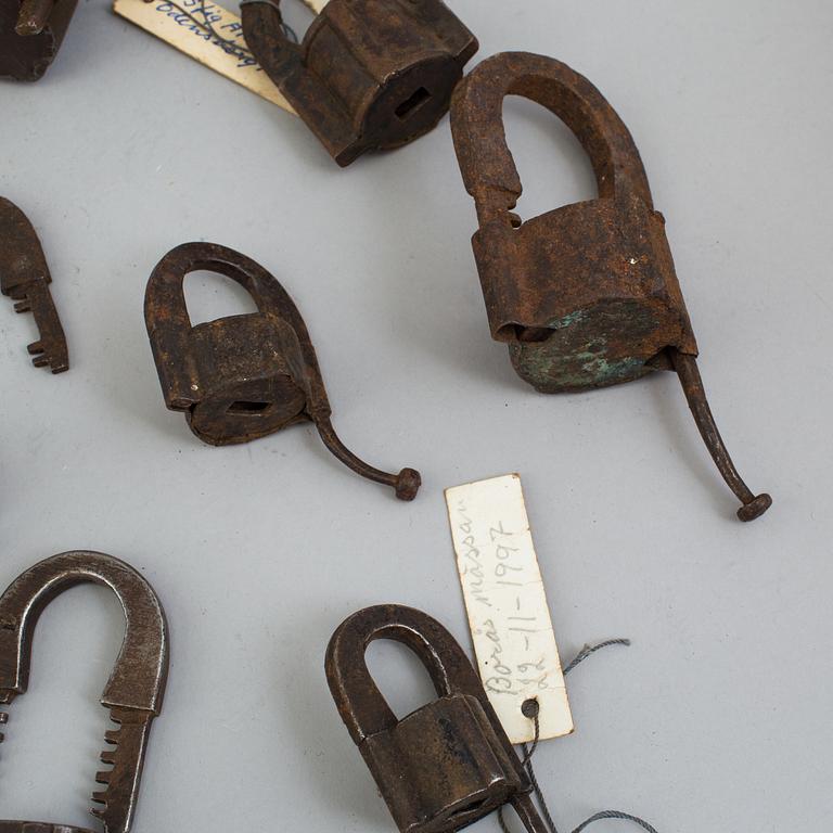 A lot of 14 iron locks mainly 18th century.