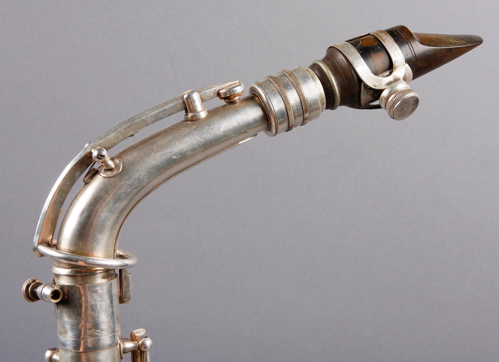 SAXOFON, vitmetall, Clou, troligen Frankrike, 1930-tal.