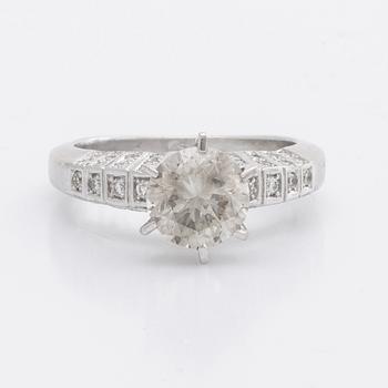 RING 14K vitguld m 1 briljant ca 1,8 ct, ca L-M VS, sidostenar ca 0,25 ct totalt.