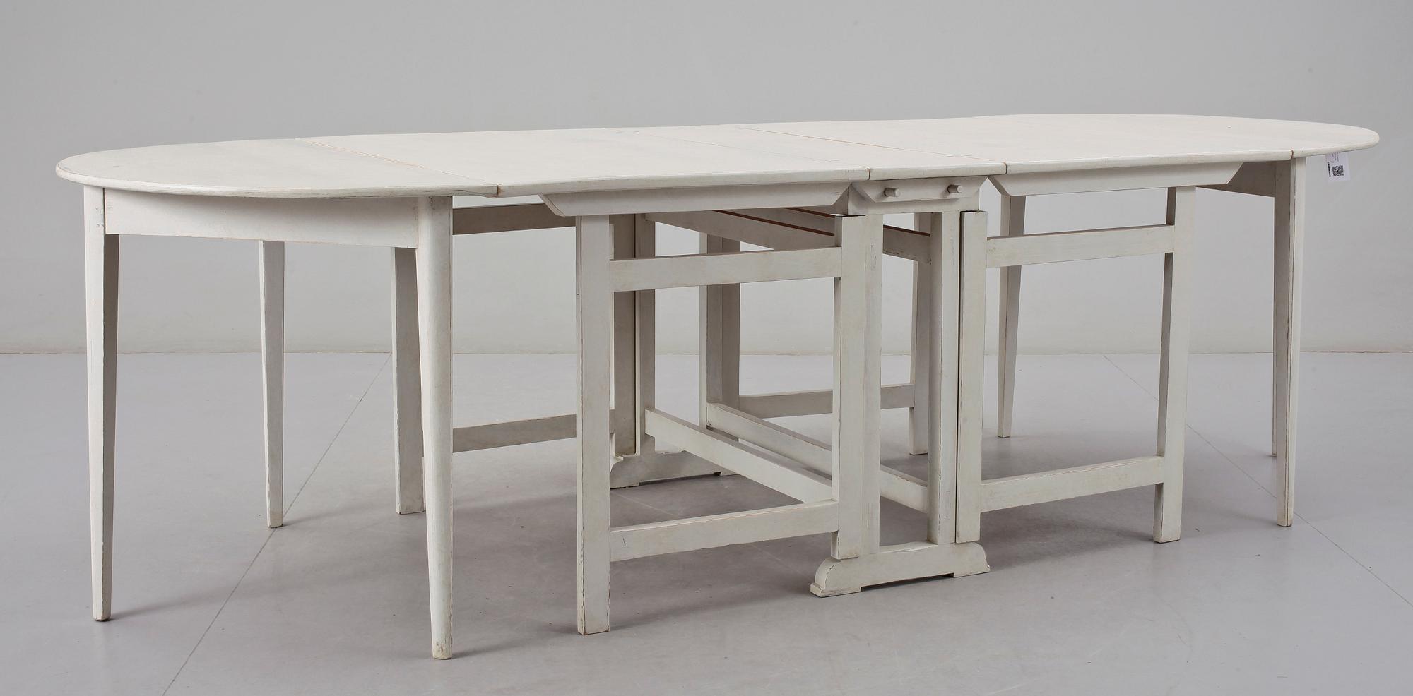 SLAGBORD samt HALVMÅNEBORD, 3 delar, gustaviansk stil, 1800-tal.