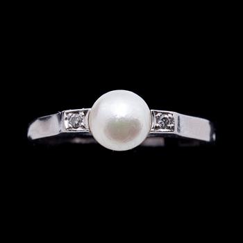 RING, 18k vitguld med pärla samt två små diamanter. Örns Juvelatelje, Göteborg. Vikt ca 2 g.
