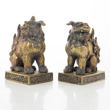 A pair of bronze budhist lions, 1900s.
