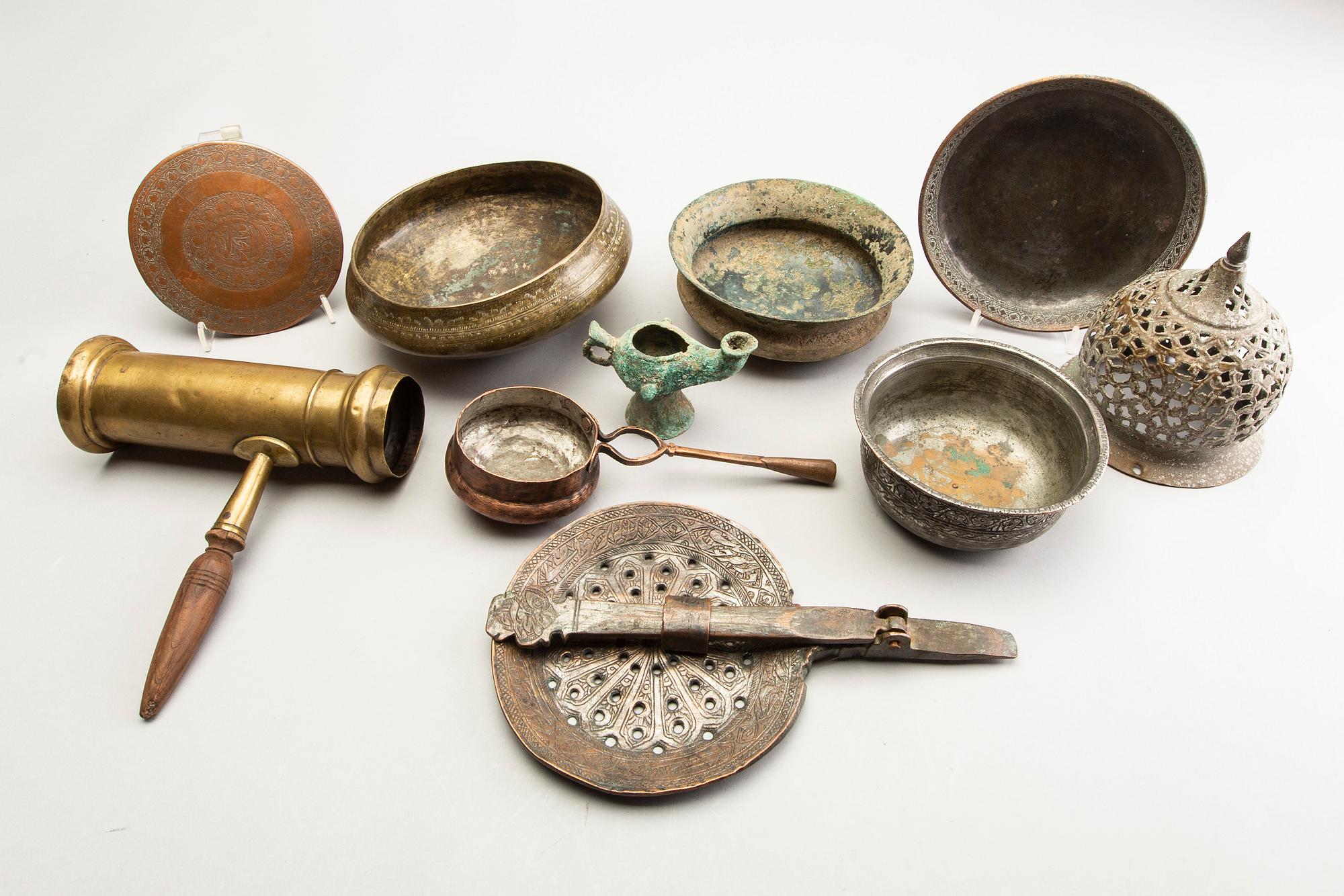 Parti metallkärl, 10 delar, mässing, tenn, kopparlegering. Persien, omkring 1900.