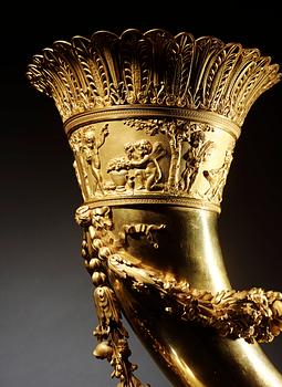 A RARE AND LARGE RHYTON VASE. French Empire, early 19th century.