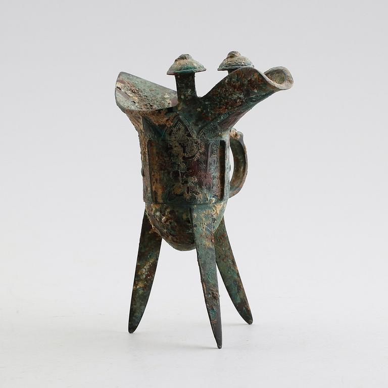 An archaic bronze ritual libation vessel (Jue), presumably Shang dynasty (1600-1046 BC).