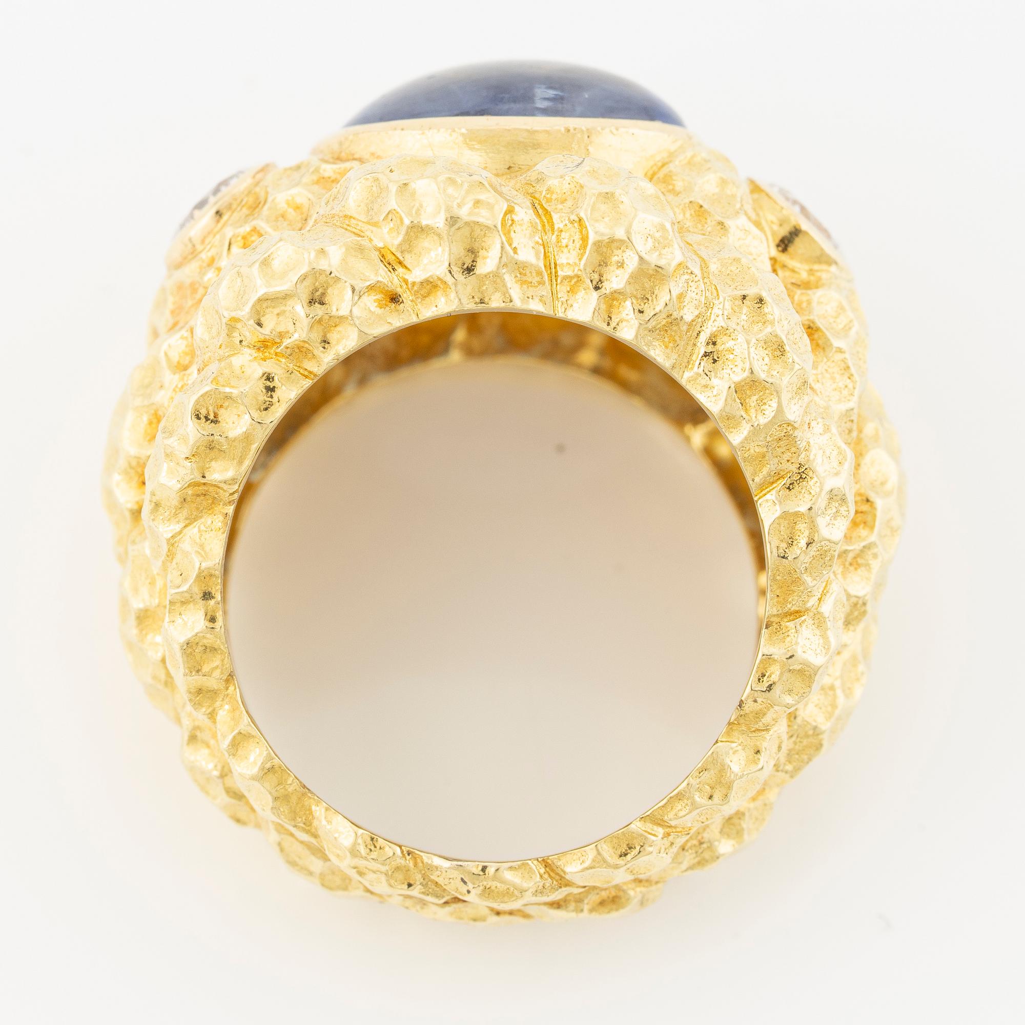 Ring 18K guld med cabochonslipad safir och två briljantslipade diamanter. Medföljande report The gem & pearl laboratory.