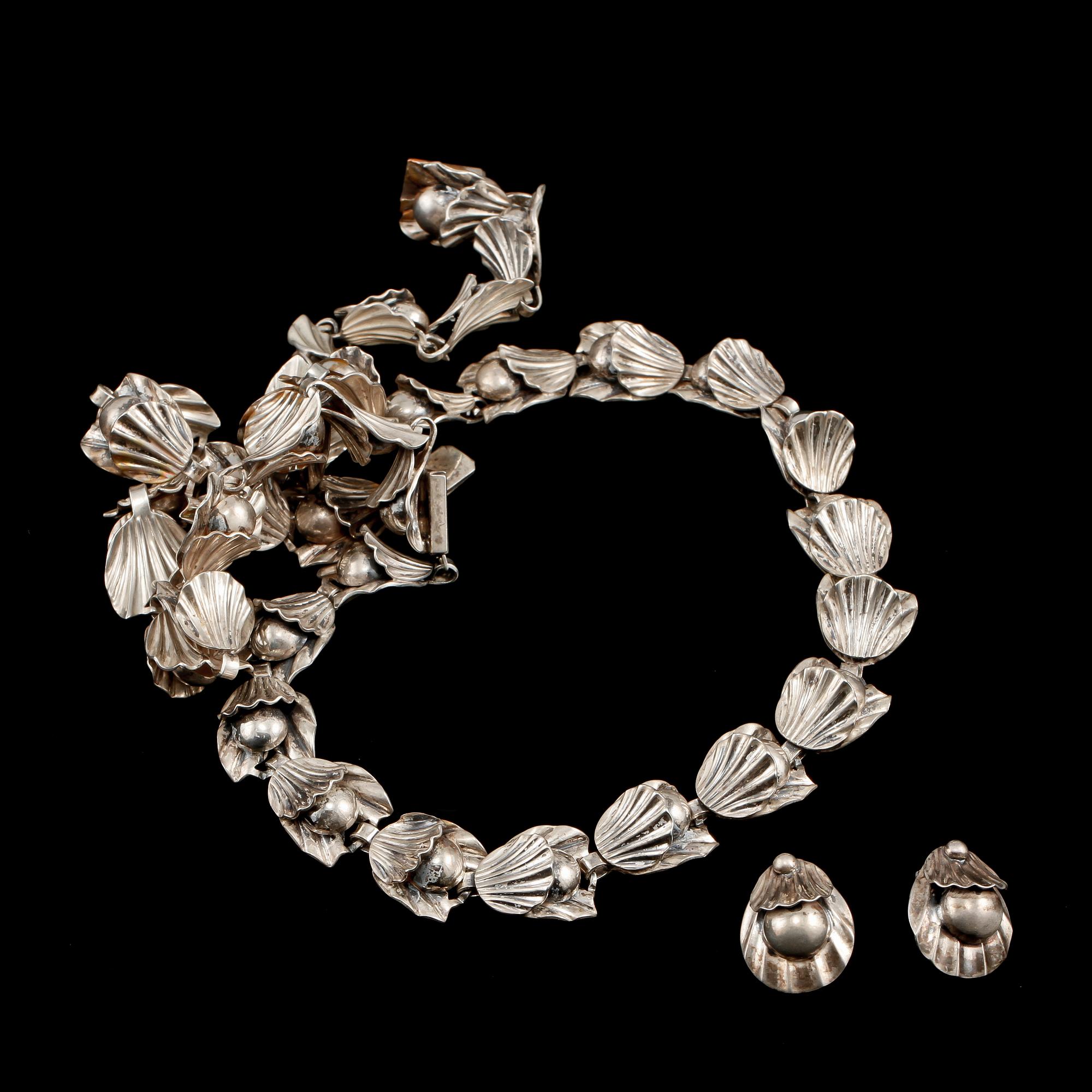 ÖRHÄNGEN SAMT COLLIER, silver, Herman Siersbol, Kastrup, Danmark, 1900-talets andra hälft. Vikt 70 g.