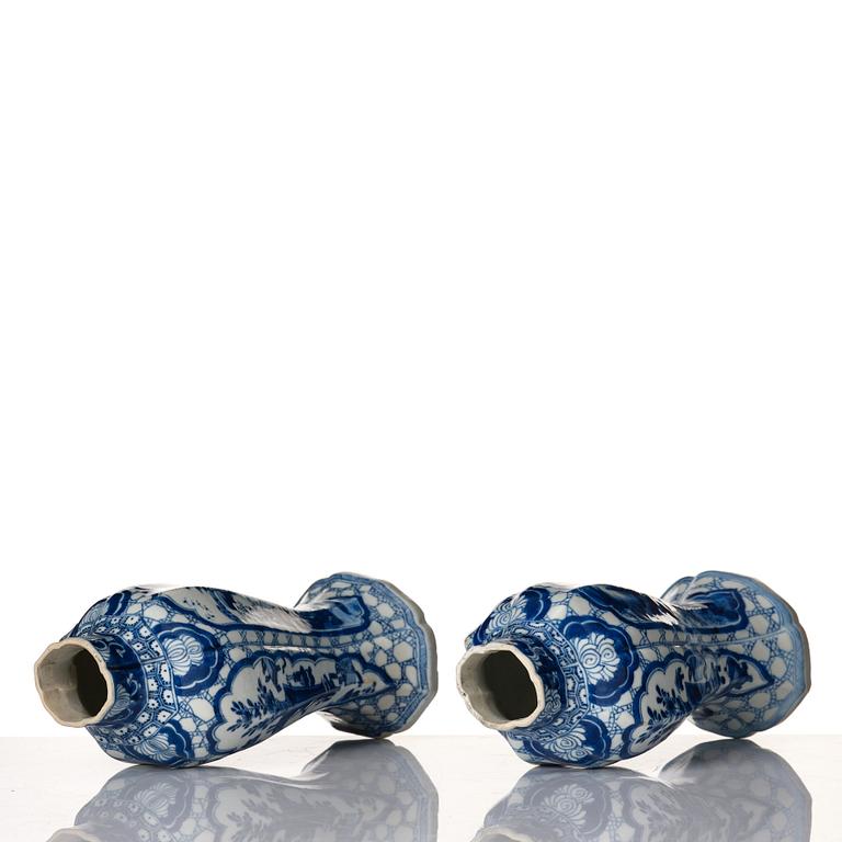 A pair of blue and white vases, Qing dynasty, Kangxi (1662-1722).