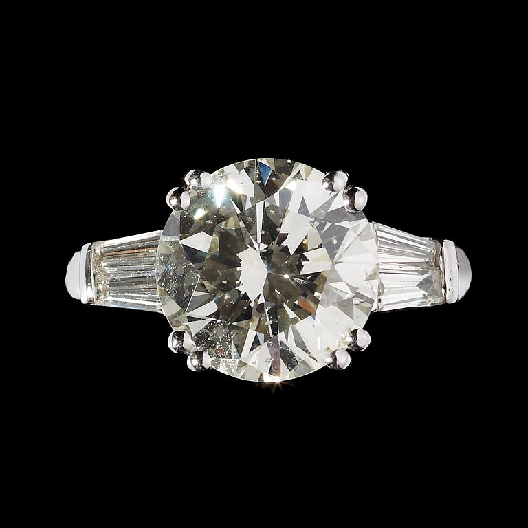 A brilliant cut diamond ring, 4.59 cts.