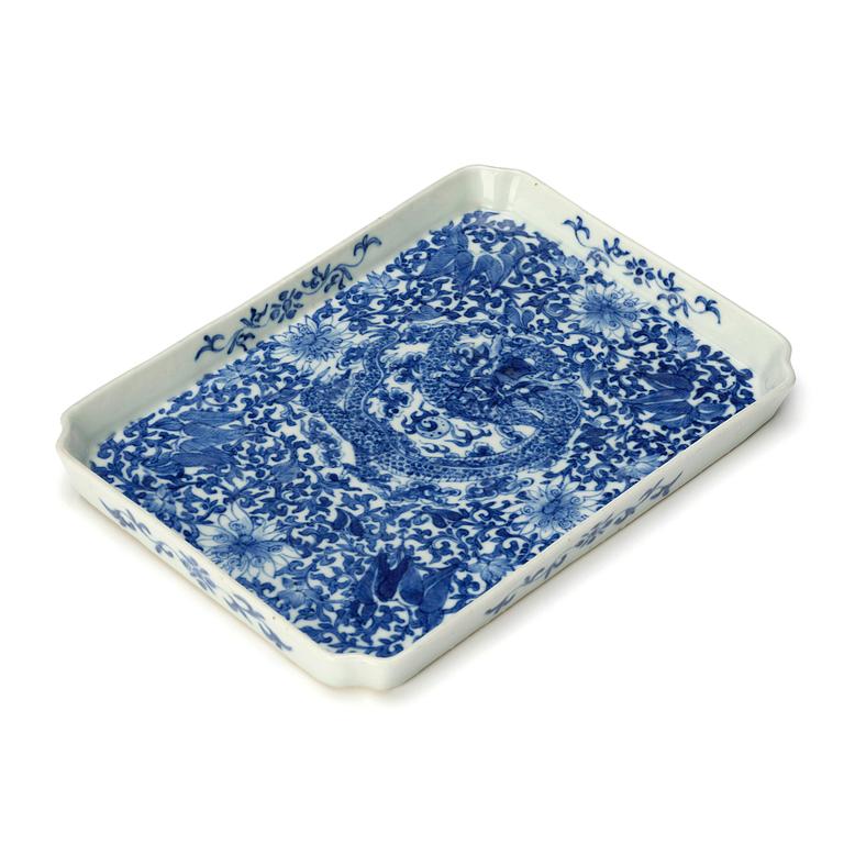 A blue and white dragon tray, Qing dynasty, 19th century.