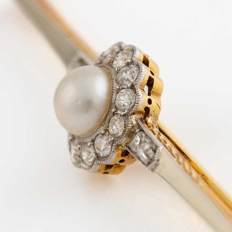 Brooch 18K gold and platinum with a half-pearl and round brilliant and rose-cut diamonds.