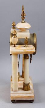 BORDSPENDYL, Louis XVI-stil, tidigt 1900-tal.