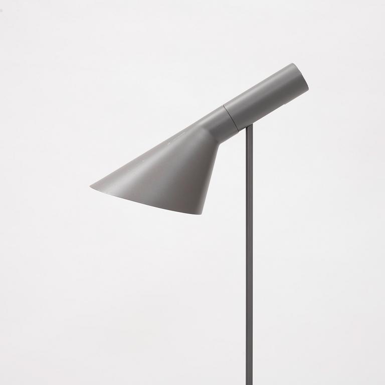 Arne Jacobsen, golvlampa, "AJ", Louis Poulsen, Danmark.