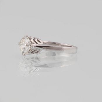 RING, 18K vitguld med briljantslipad diamant 1.52 ct. Vikt 5,9 gram.