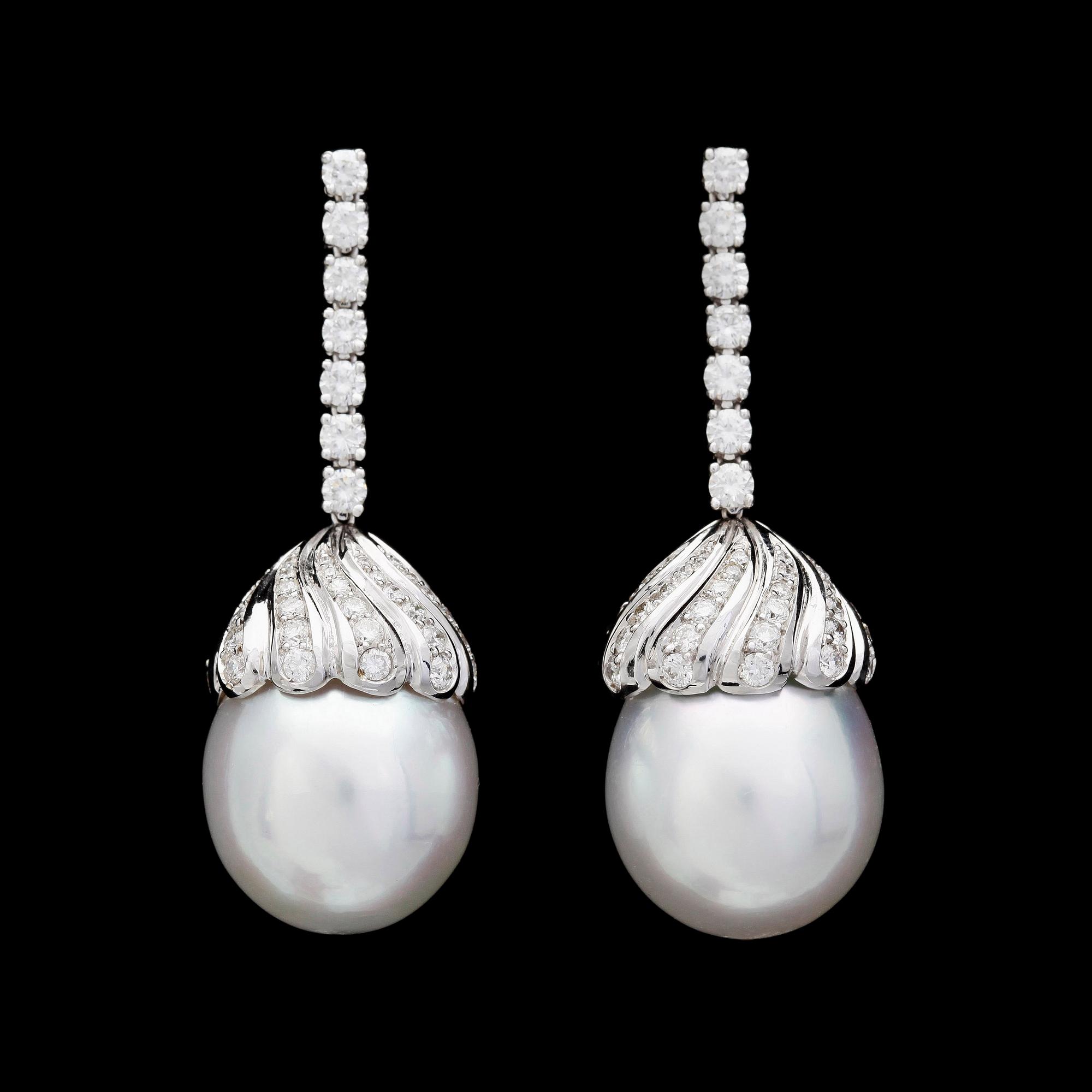 ÖRHÄNGEN, odlade South sea pärlor, 14, 4 mm. med briljantslipade diamanter, tot. ca 1.45 ct.