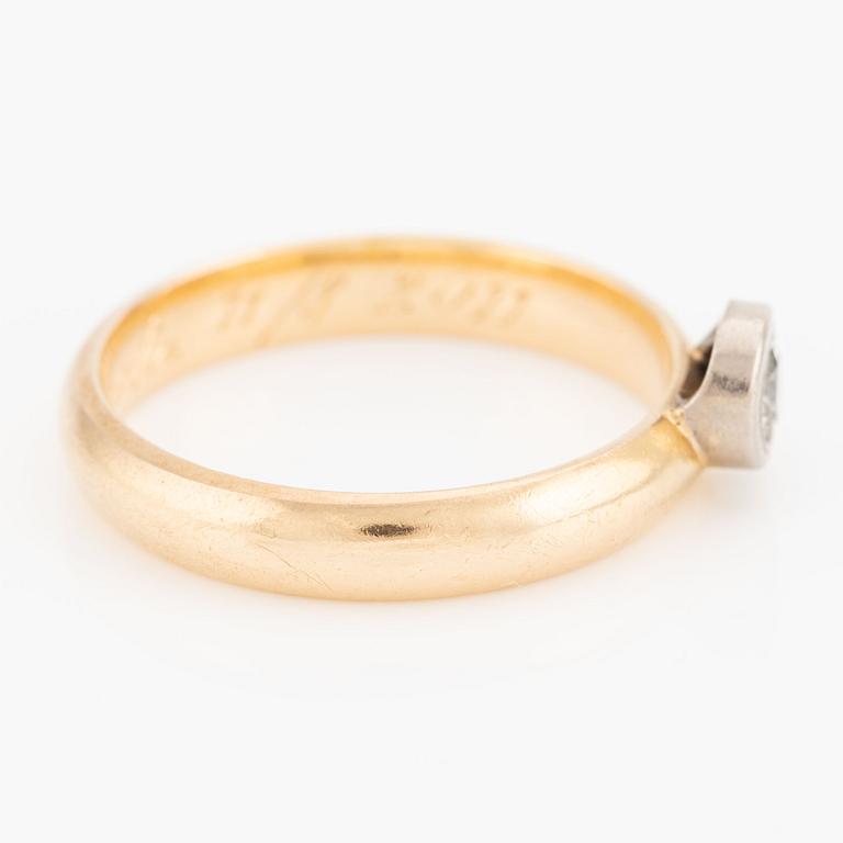 Ring 18K guld med en rund briljantslipad diamant 0.15 ct enligt gravyr.