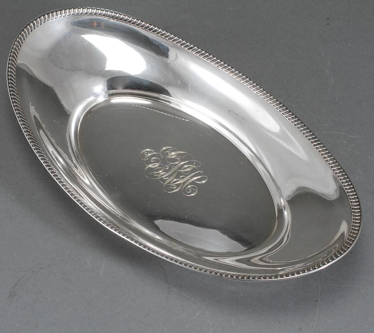 BRÖDFAT, sterlingsilver, 1900-talets andra hälft. Vikt 260 gram.