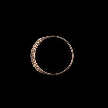 RING, 18k guld med 7 briljantslipade diamanter tot ca0,28ct. Vikt 2,6g.