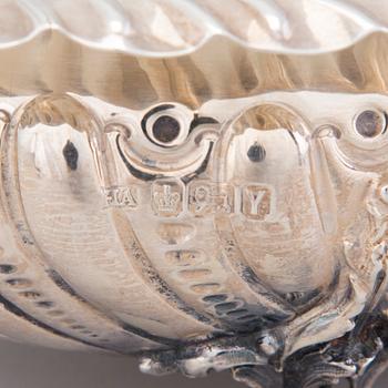 SALTKARSPAR med SALTSKEDAR samt TESKED och SKÅL, sterling silver, delvis förgyllda, London och Sheffield, 1883-1902.