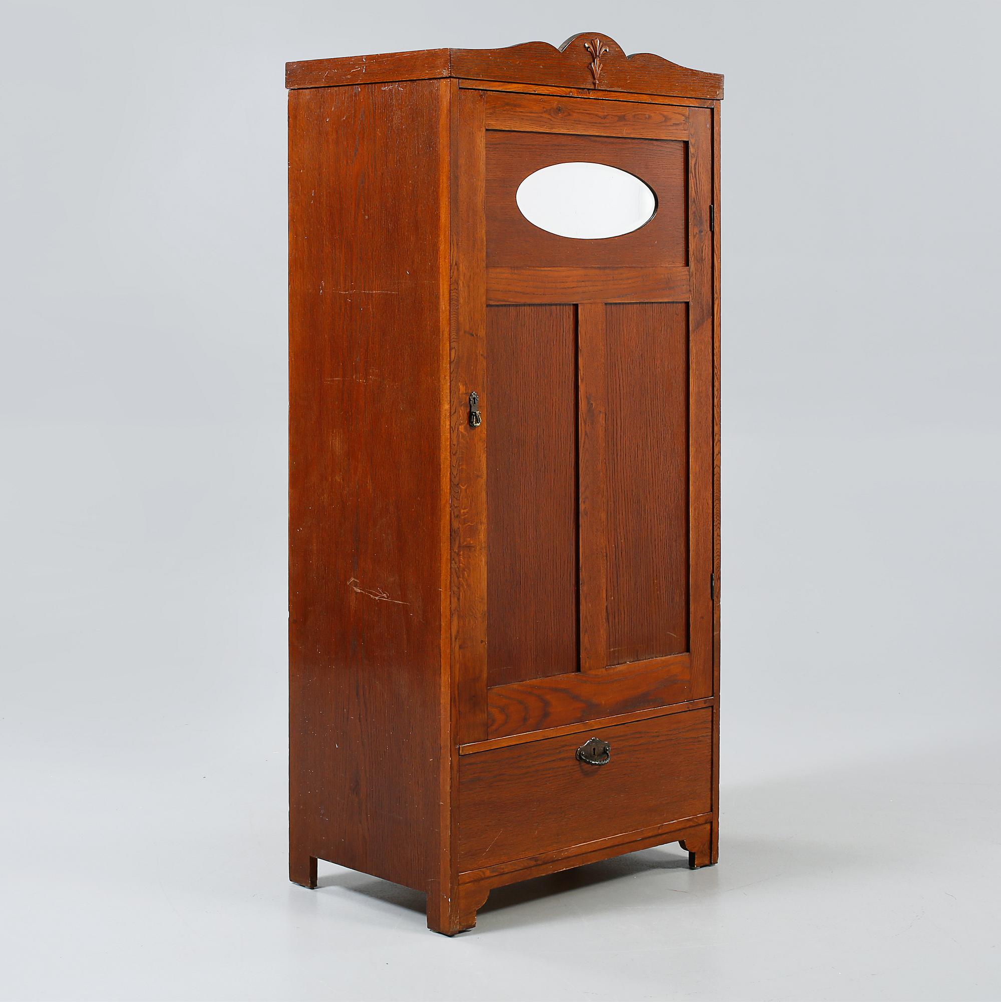 KLÄDSKÅP, 1900-talets första hälft.