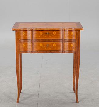 BYRÅ, gustaviansk stil. 1900-tal.