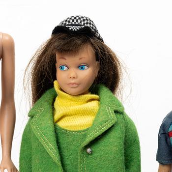 Barbiedockor, 4 st, samt kläder och accessoarer, Mattel, 1960-tal.