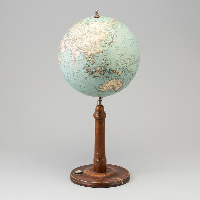 A globe by Dr H Fischer for Wagner & Debes in Leipzig, first half of the 20th century.