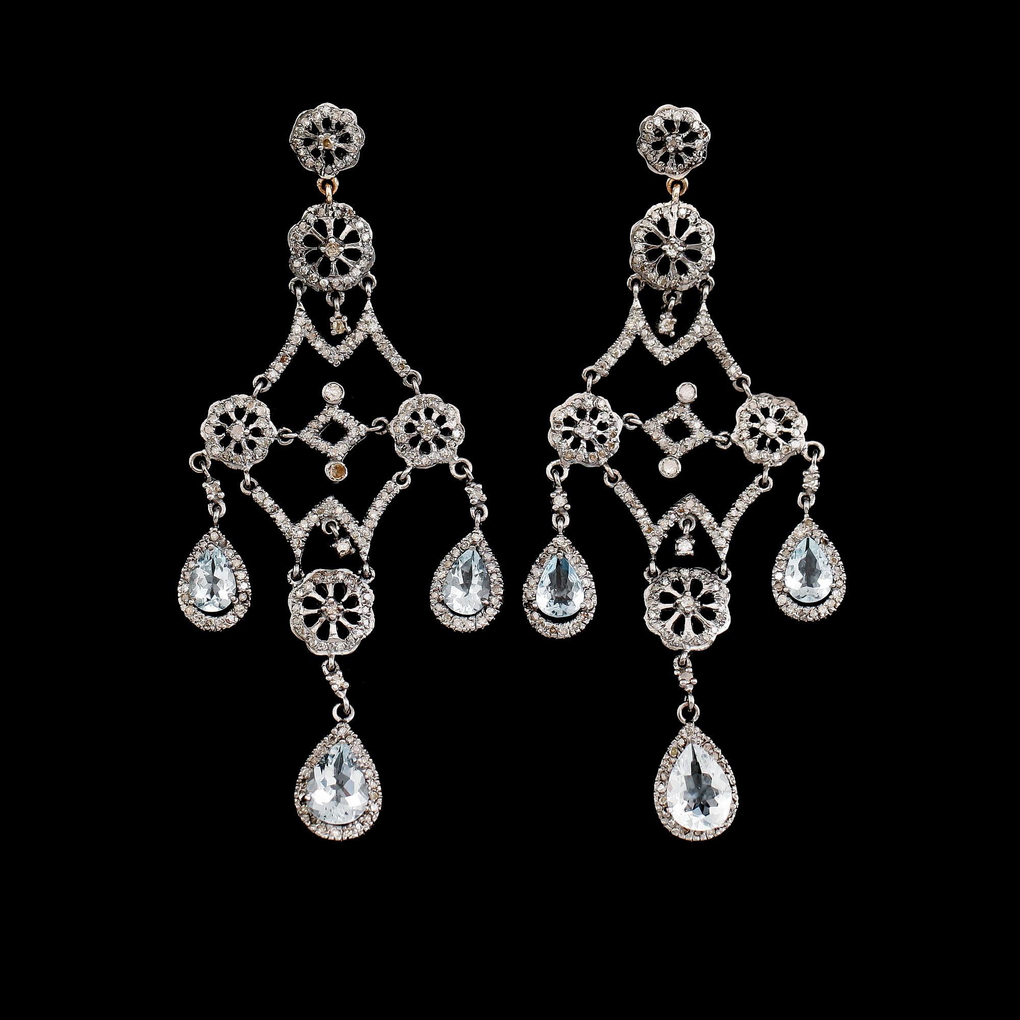 ÖRHÄNGEN, 1 par, 18 k guld och silver, diamanter tot ca 2.10 ct, akvamariner tot ca 4.18 ct.