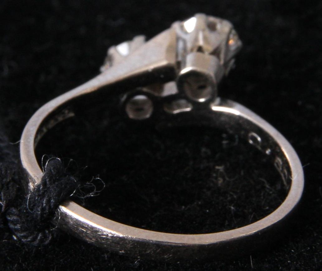 RING, vitguld samt 2 briljanter. Ca tot 0.8 ct.