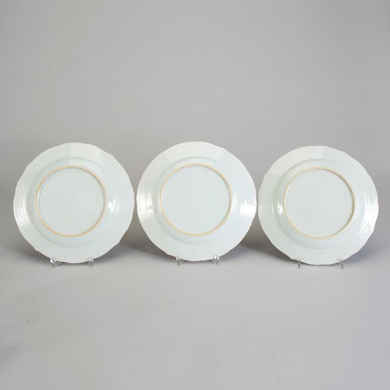 A SET OF SIX FAMILLE ROSE PLATES, Qianlong.