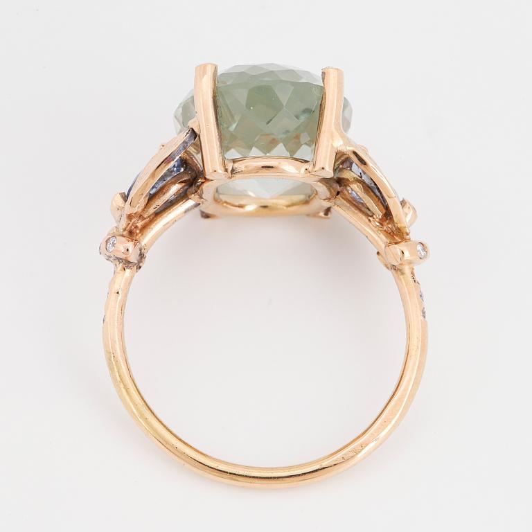 RING, med grön checkerslipad prasiolit, safirer och diamanter.