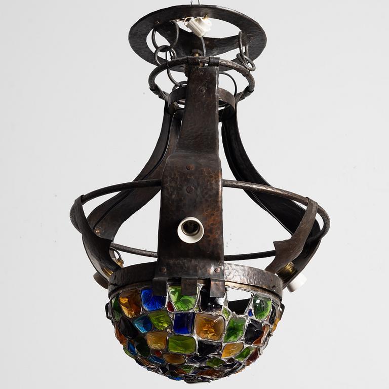 Taklampa, driven koppar, färgat glas, tidigt 1900-tal.