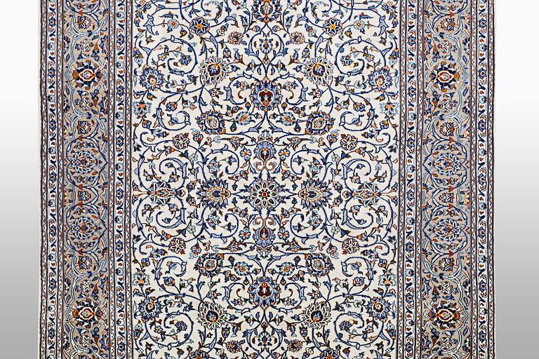 A carpet, Kashan, ca 310 x 206 cm.
