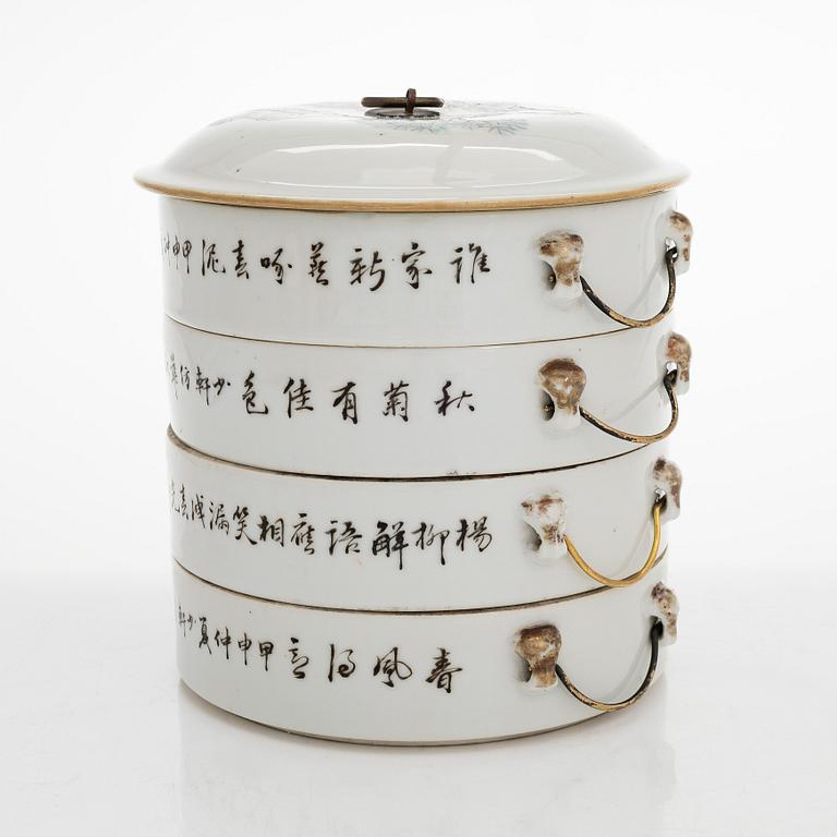 Matkärl och koppar med lock, 3 st, porslin, Kina, omkring år 1900.