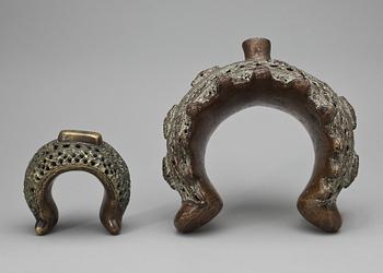 HALSRING SAMT ARMRING, 2 st, brons, Kamerun, Afrika, 1800/1900-tal.
