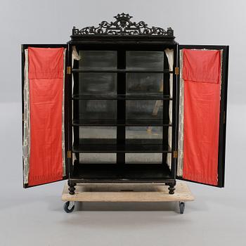 VITRINSKÅP, omkring år 1900.
