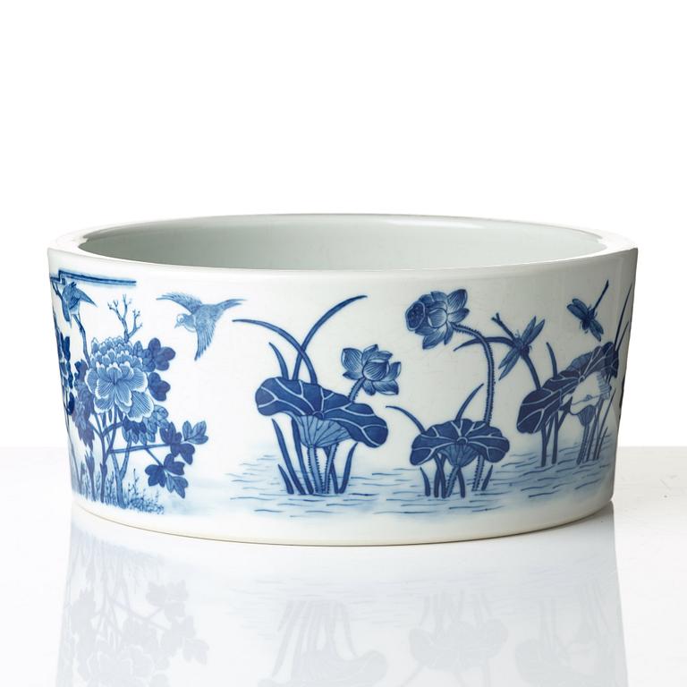 A blue and white flower pot, Qing dynasty, circa 1900.