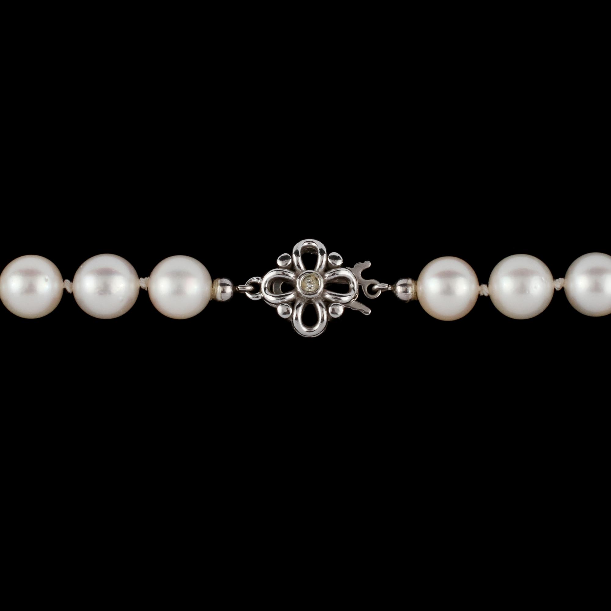COLLIER, odlade pärlor, lås i sterlingsilver, utländska stämplar.